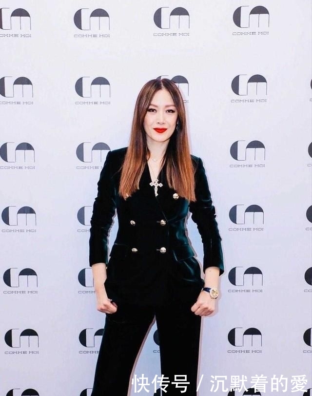  身穿■琦琦身材高挑不愧是超模,身穿黑色套装干练潇洒,大长腿抢眼抢镜...