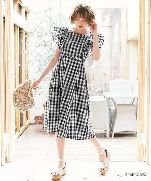 炎热夏天里就穿上日系成熟的露肩上衣展现时髦风格!