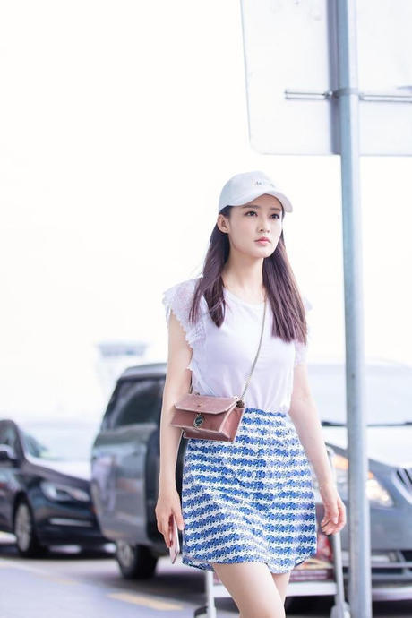 28岁李沁美腻了！一袭红色长裙明媚动人，网友：比孙怡还要美