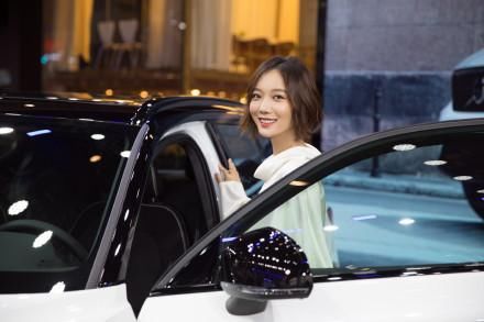 34岁王珞丹只是烫了个发型，一下子就回归颜值巅峰，说整容了都信