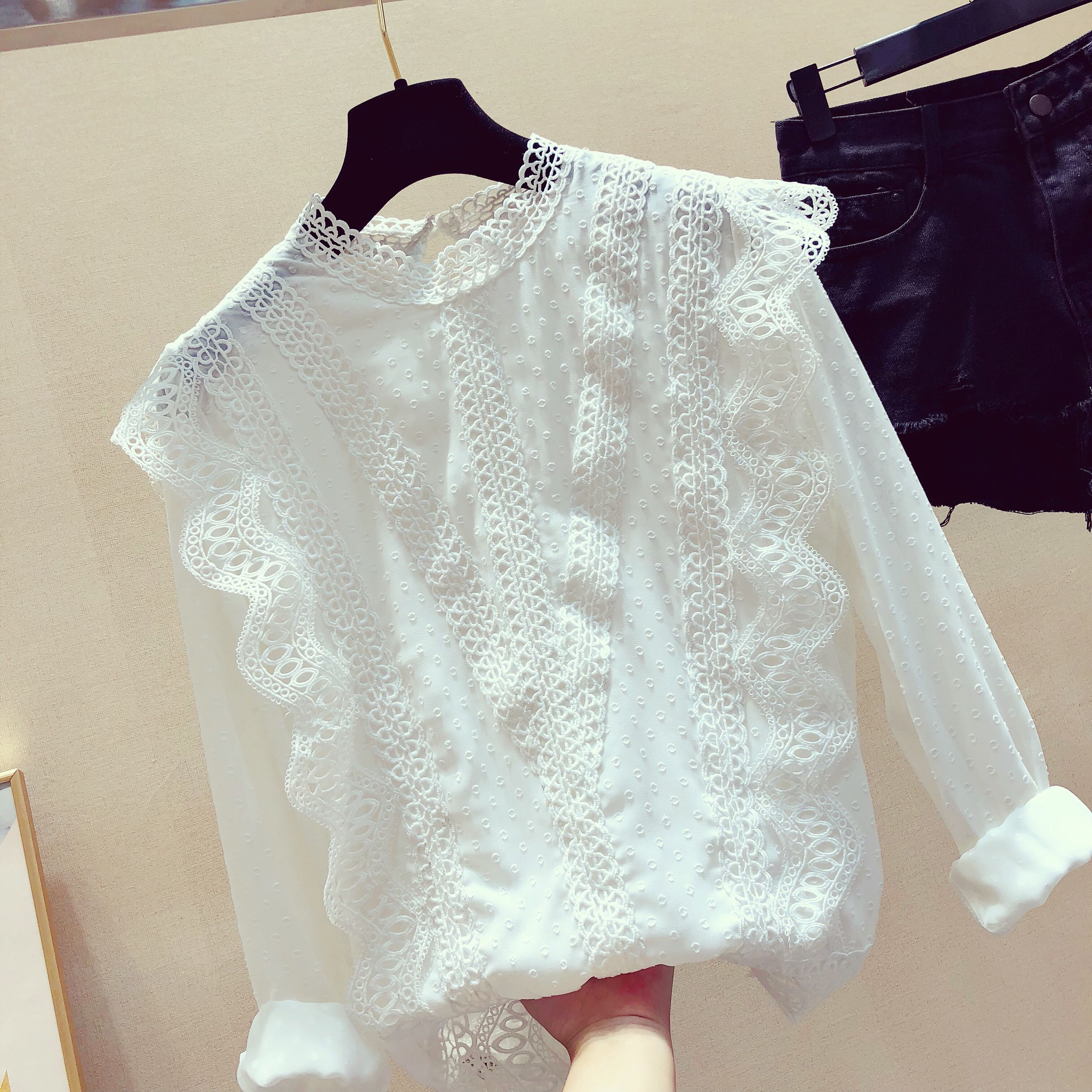 刚刚发现一种女衫，叫:“女神衫”，搭小脚裤穿，连背影都美上天