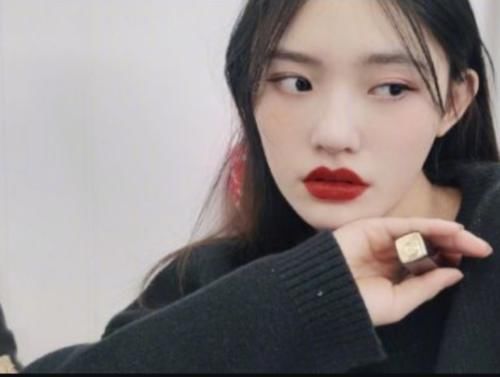 【极致】有种“土到极致”叫林允的美甲，颜色看似又脏又俗，却让常人无法驾驭