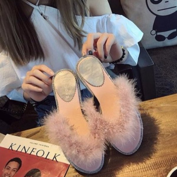 小白鞋早过时了，今年流行“女凉拖鞋”，一鞋两穿，显脚长有高挑