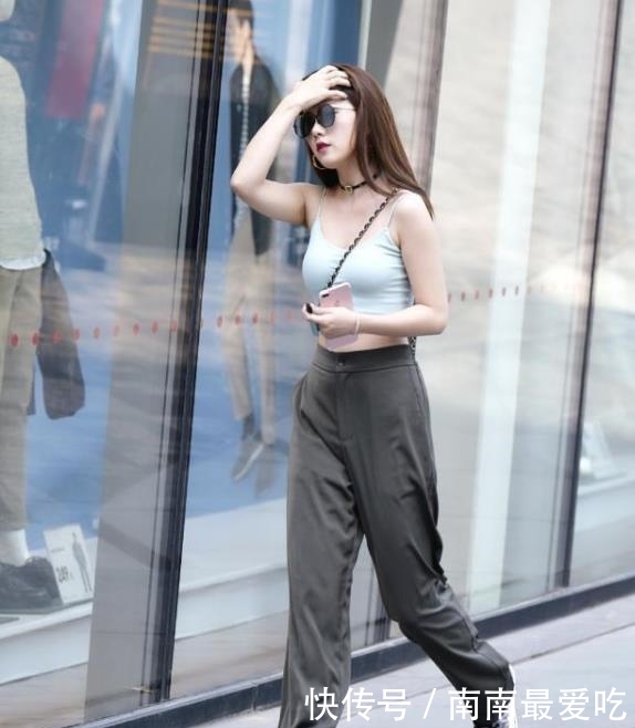  [连衣裤]街拍美女：身姿曼妙的小姐姐，吊带裙穿搭，秀出完美曲线！
