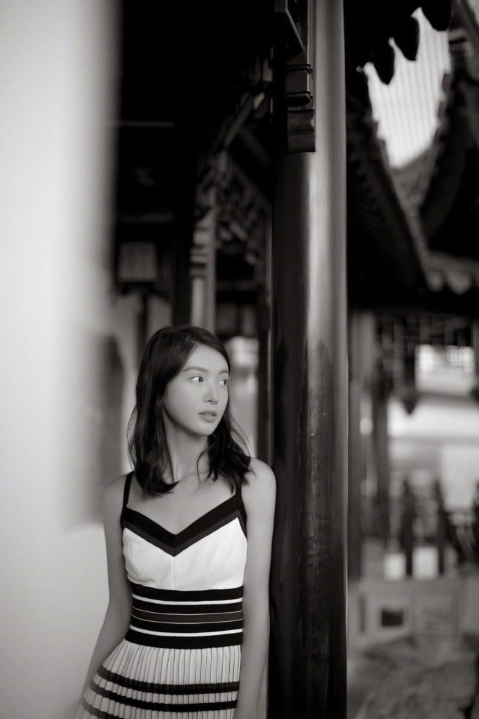 小清新!28岁金晨吊带长裙、26岁娜扎粉色look，网友:差距很明显