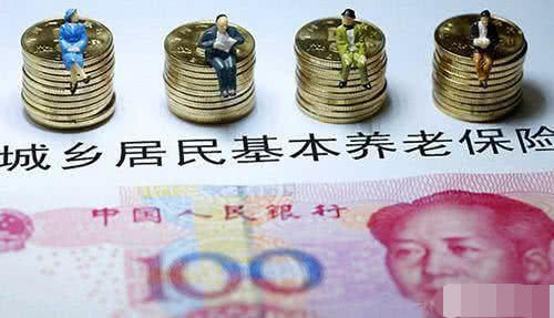  养老金：农村养老保险缴15年，年缴200和年缴2000，养老金会有多