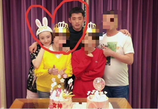 网友爆料张继科退赛只因为景甜庆生，航班信息证实回青岛探望父母