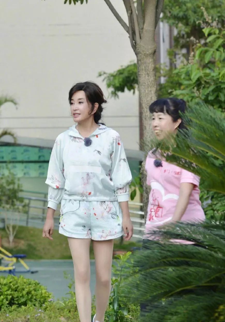 “装嫩”就服刘晓庆，64穿得像20多岁姑娘!没想到她舞技也这么好