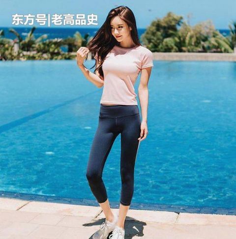  美女：紧身打底裤：个性前卫的美女，秀出傲人曲线，焕发时尚气息！