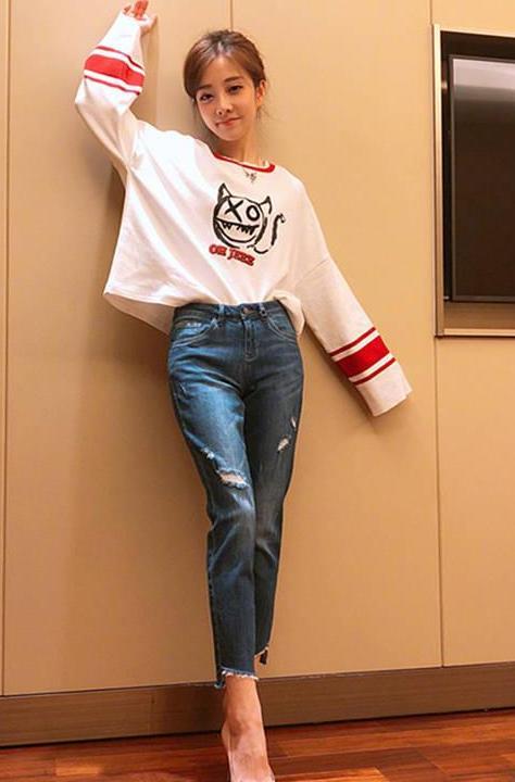 冯提莫越来越会穿了，可爱优雅中透着一丝丝小性感，网友：真会穿