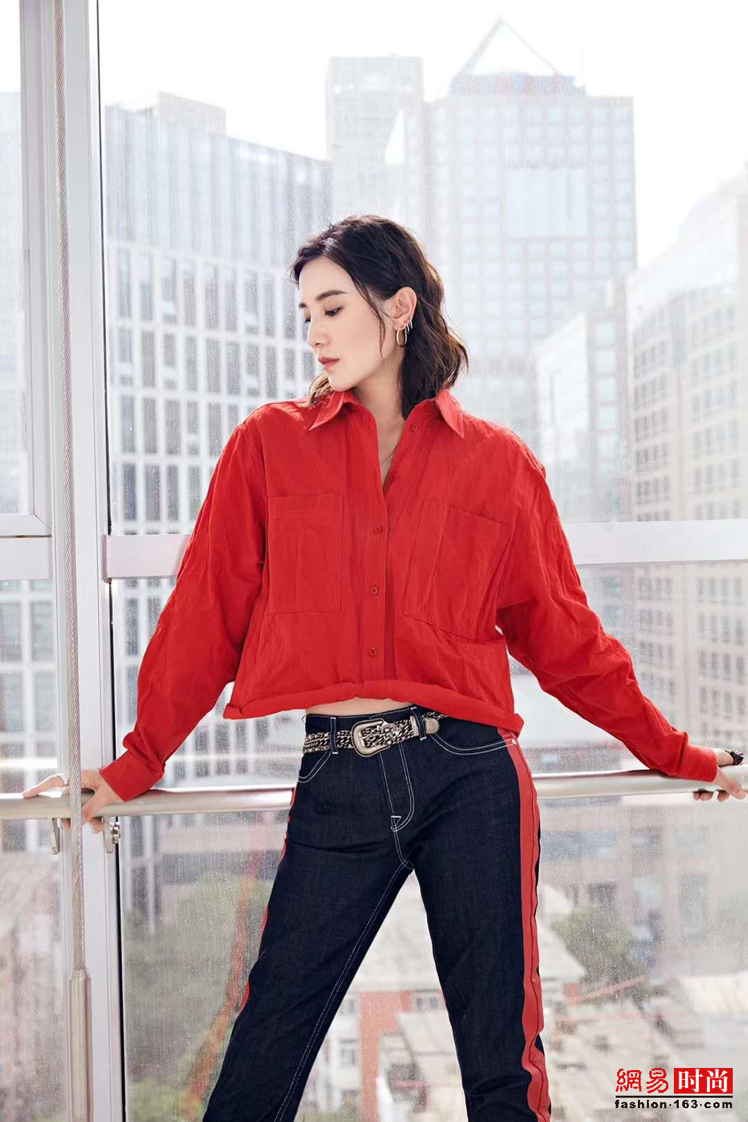 宋佳明明没穿热裤短裙露腿 却依旧撩人