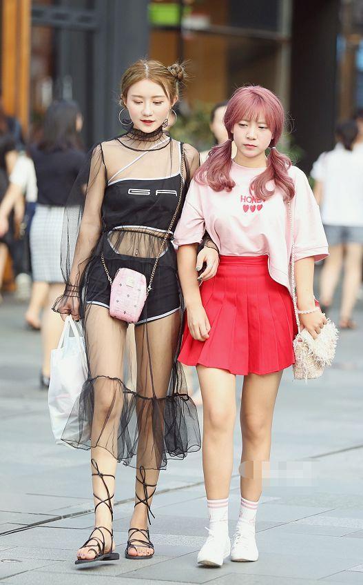 街拍：美女穿薄纱款衣服，朦胧间的“性感”，真是“惹眼”又拉风