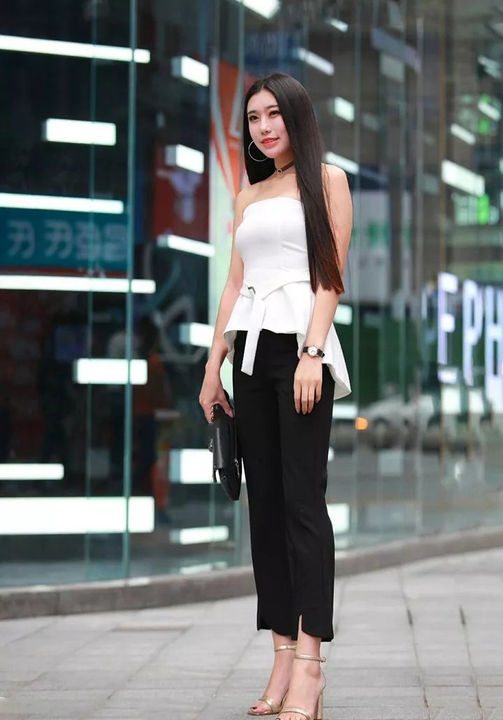 街拍：高挑的美女身材真好，清爽穿搭有种时尚娇艳的美