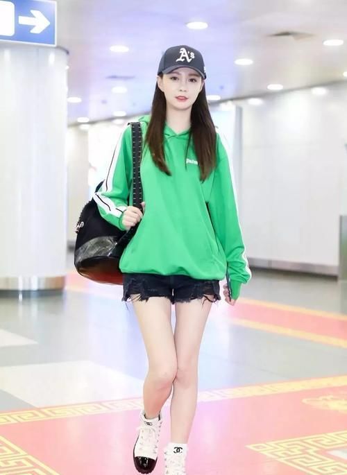  「新造型」王菊又现新造型，穿拼接卫衣搭毛绒外套，梳＂爆炸＂辫吸人视线