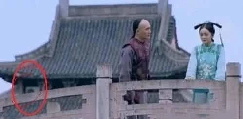  「李连杰」史上最欠揍的穿帮镜头：关晓彤的腿我忍了，李连杰身后那是谁？