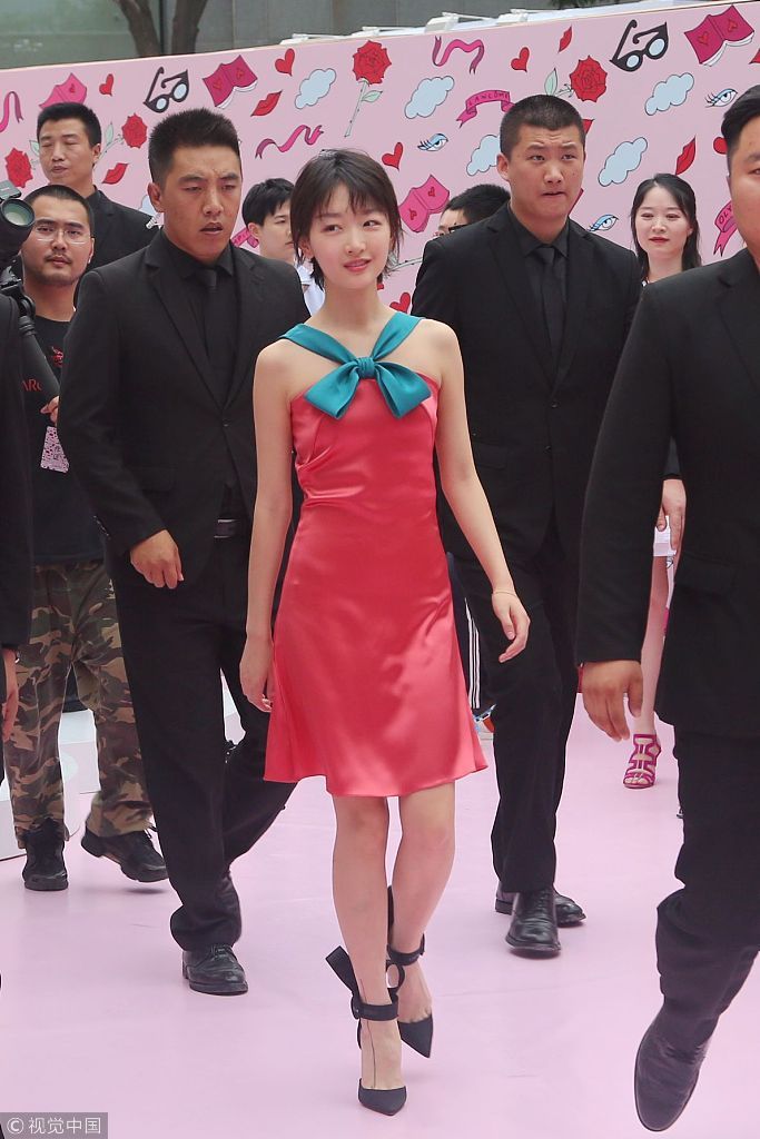 周冬雨不仅“红配绿”现身，还穿紧身裙秀身材，网友:她有18岁吗