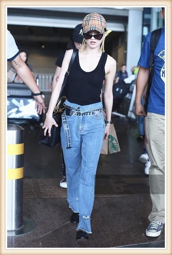 张韶涵86斤,蔡依林84斤,二人同穿小背心,干瘦丰腴差距一目了然