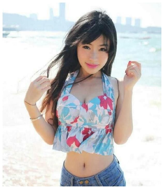 街拍：清纯可人靓丽小姐姐，略带一点小性感