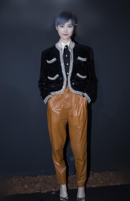 李宇春过分了哈！这种裤子都敢穿，网友：确定是腿精本人了