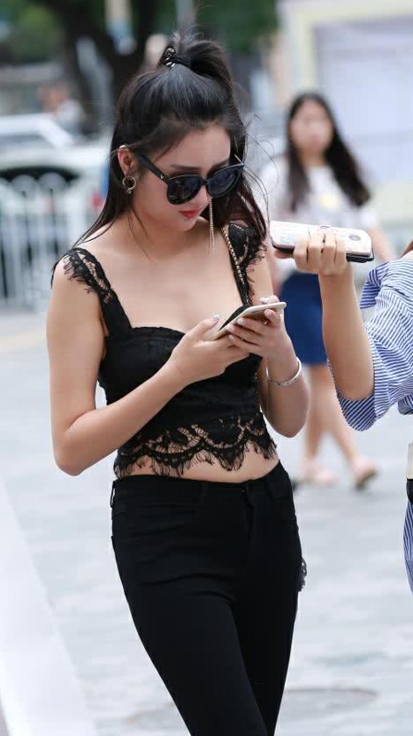 气质小姐姐黑色蕾丝小吊带魅惑无限，紧身裤小蛮腰斩获粉丝无数，