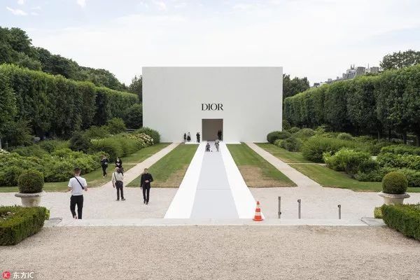 迪奥究竟有什么魔法让景甜如此着迷?