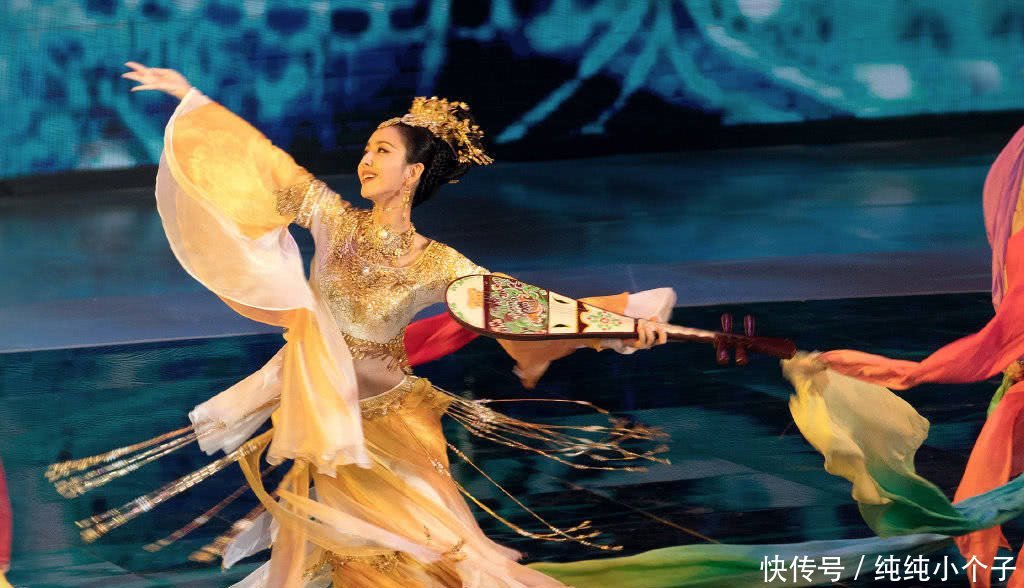 「 真好」穿民族风裙子条纹魅力无限，丫丫真美，佟丽娅身材真好