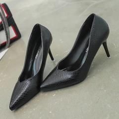 尖头高跟让脚显得更加的纤细,高跟鞋美爆秋季,想不吸引眼球都难