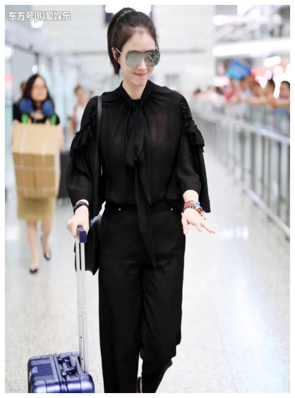 蒋欣瘦了才敢穿短裙，但P得比杨颖的还狠腿，瘦得像两根火腿肠！