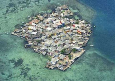 世界上最拥挤的小岛 仅半个足球场大 住了1200人