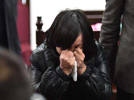 怀胎8月孕妇浑身乏力,老公高喊保小不保大,医