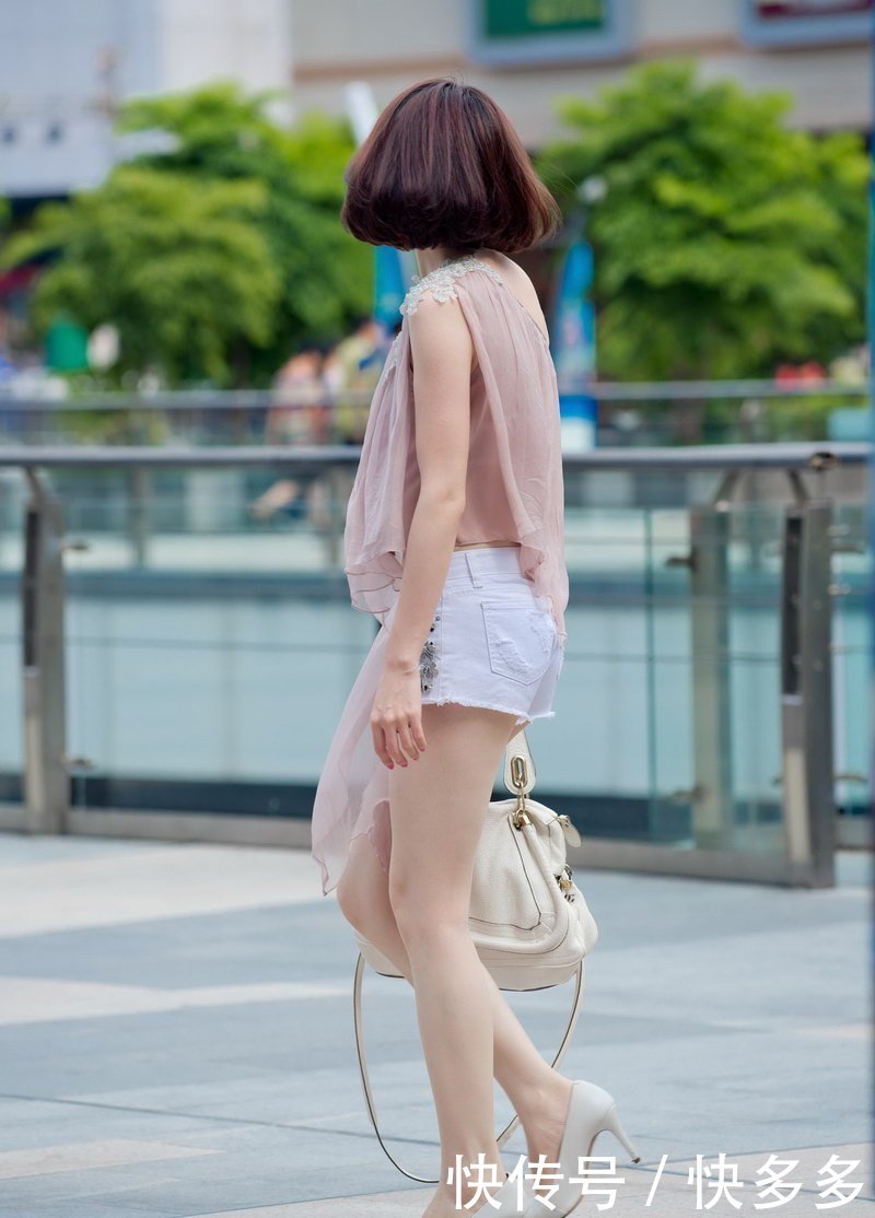 街拍：米色高跟粉红单肩吊带，散发着迷人的气息，整体穿搭非常有