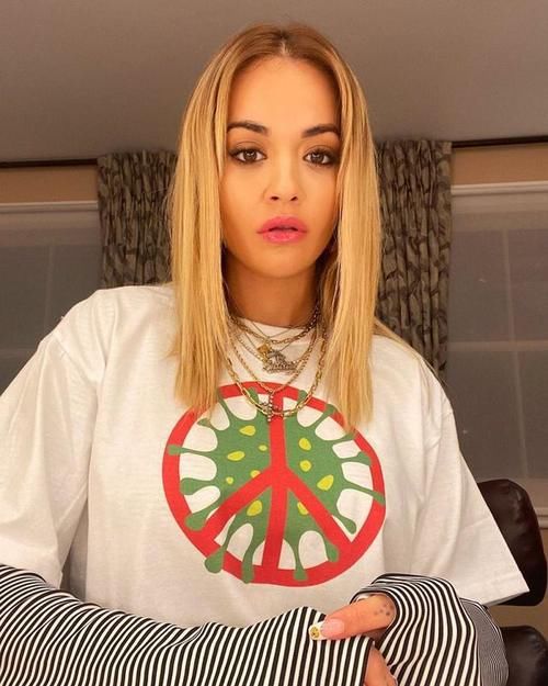  「女星」欧美女星rita ora生活照，穿的衣服很漂亮，人更漂亮