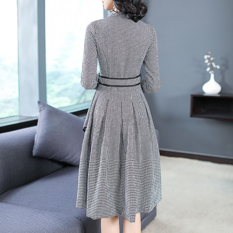 入秋后，头次见这么美的秋裙，虽小贵，但54岁妈妈穿美中添嫩