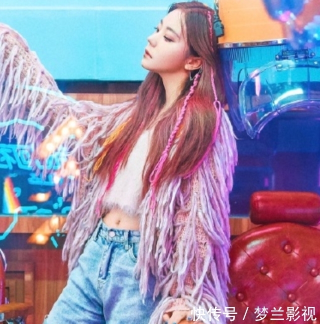  『随便』她虽在火箭少女存在感最低，却是队里衣品最好的，随便一穿都时髦