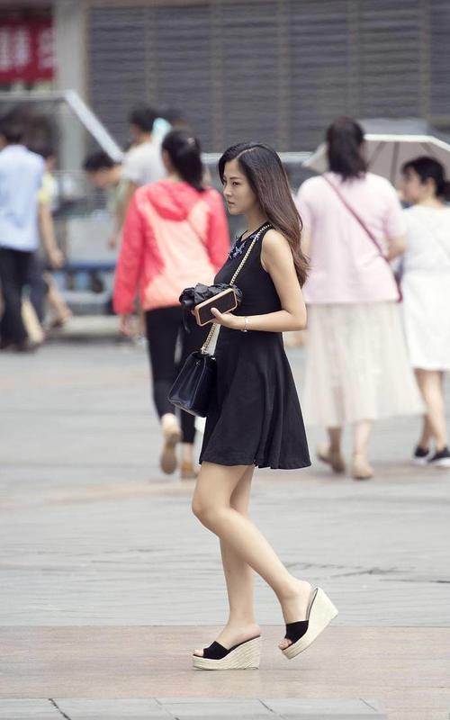 成熟优雅的打底裤小姐姐秀出靓丽好身段，增添别致女人韵味！