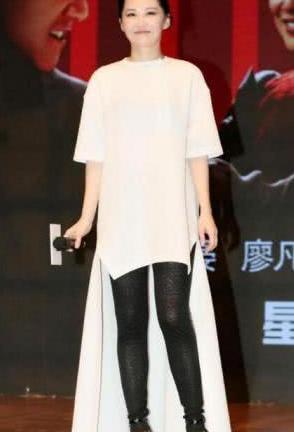 许晴裙子下面穿秋裤，还把秋裤塞凉鞋，网友：像农村大妈