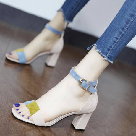 小跟凉鞋绽放优雅美丽，点缀精致生活，轻松营造女神范