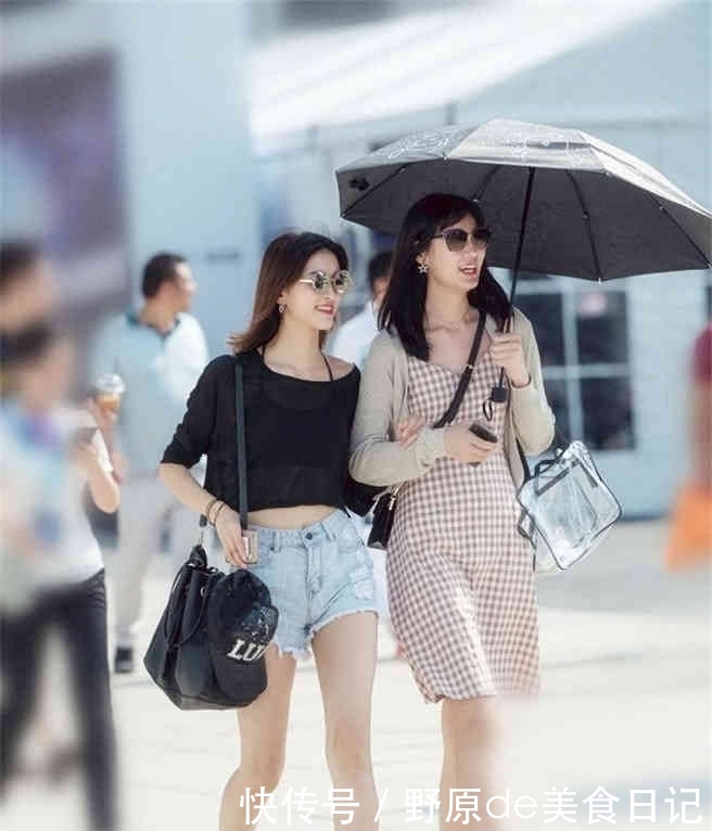 雅致@美女街拍:小姐姐的清新装来袭,基础款简单雅致,美丽又显时尚感