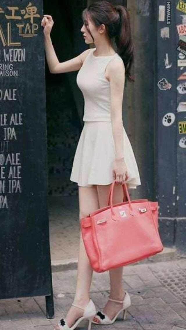 现在的女人穿着前卫大胆，女人味十足