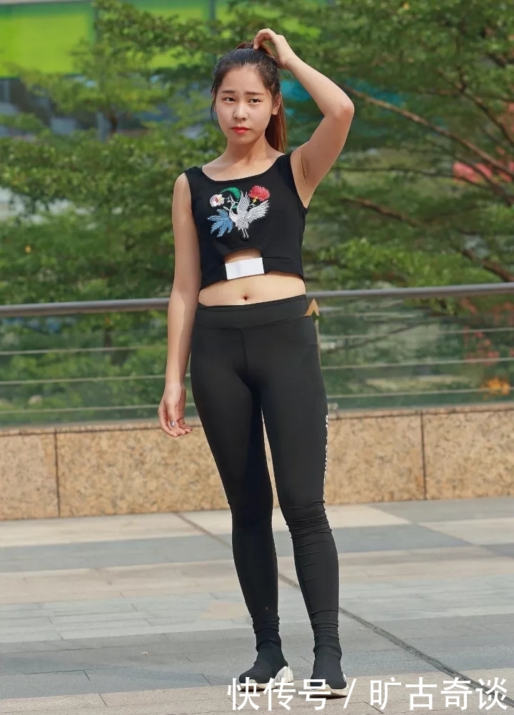 街拍大家都喜欢的紧身裤美女,夏天不就是这么