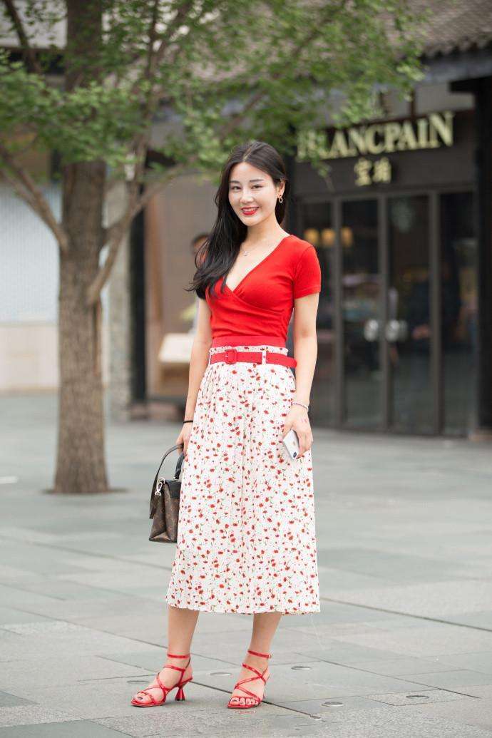 成都街拍: 感受一下叠穿的魅力 网友: 羡慕最后一个男人