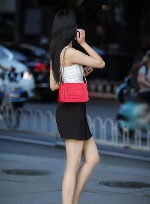  『美女』街拍皮肤白皙的美女，一条黑色的一字肩连衣裙，魅力女神气质范