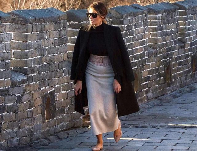 各国第一夫人穿平底鞋:梅拉尼娅登长城被赞，图四她为了迁就丈夫