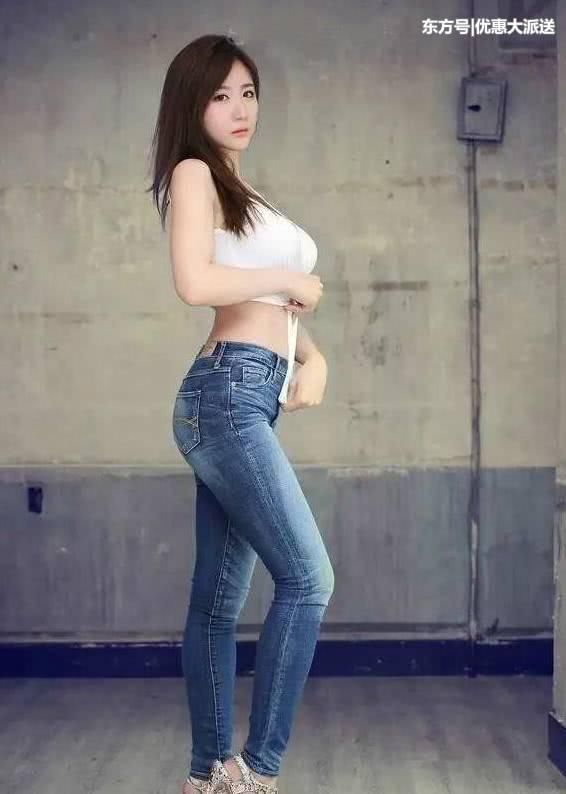 牛仔裤散发出女人的简洁之美，具有持久的吸引力，美出的新高度