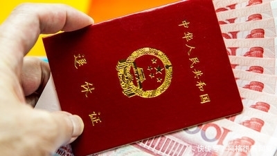 父亲在厂子工作满30年，距离退休不到5年，可以申请提前退休吗？