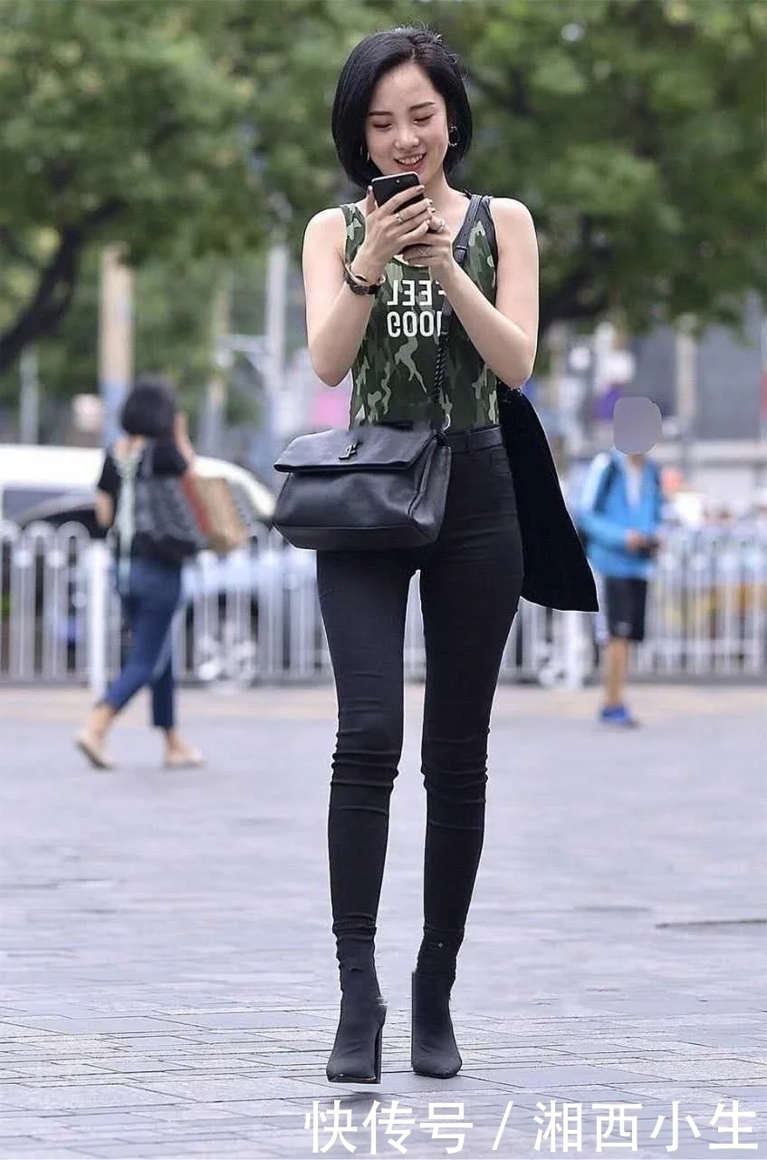 短发气质美女，修长美腿穿上紧身牛仔裤显得格外高挑，外露的玉背