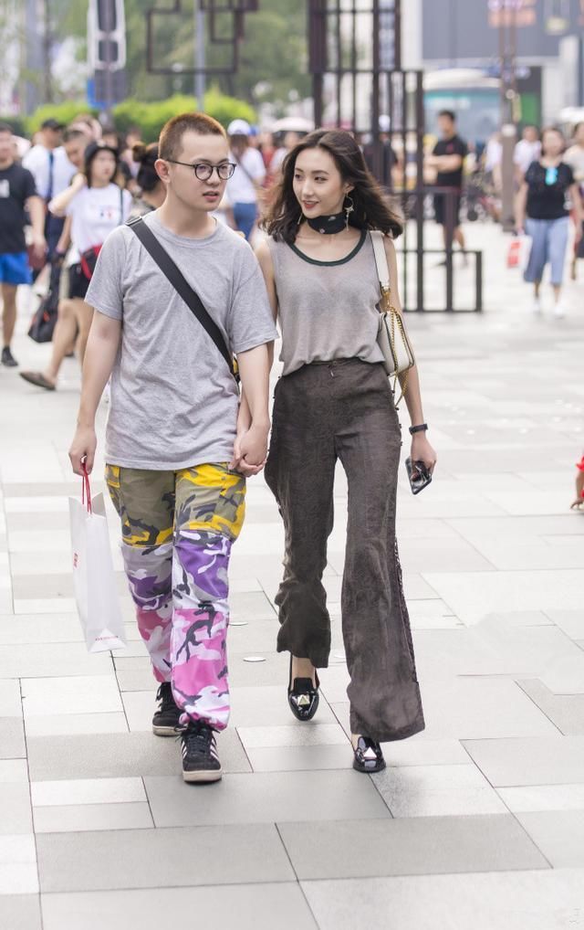 美女小姐姐纯真秀丽穿搭清凉，身材真高挑!