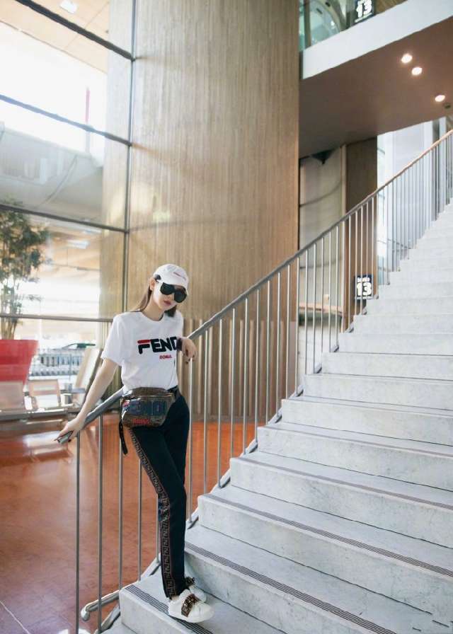 戚薇真猛！为显腿长裤子提到胸部以下，坐下时世界都安静了！