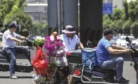  『雷电』湖南气温冲击35℃！降温暴雨雷电预警也来了……