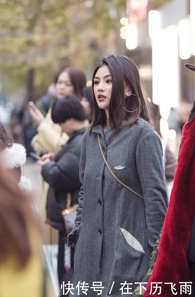 「迷人」肤白貌美的美女街拍:迷人靓丽的美女,塑造修长漂亮的腿型!